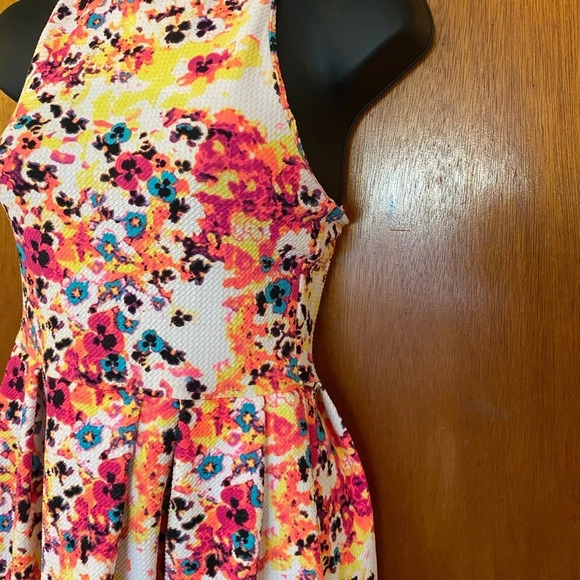 So Women's Floral Fit Flare Dress Size Small Vibrant Summer Sundress Cutout Back - Picture 10 of 16